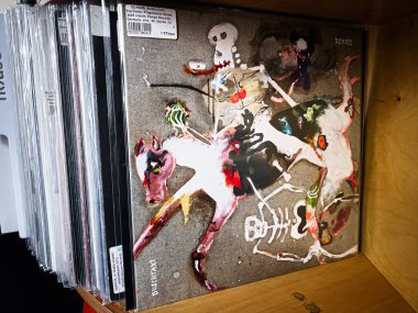 Lviv, Ukrayna - 07 Şubat 2026: Müzik ve duvar dekorları katalogları için ideal, vinil kapaklı canlı deneysel sanat. DJ Koze, Buschtaksi