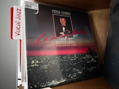 Lviv, Ukrayna - 07 Şubat 2026: Frank Sinatra 'nın caz döneminin kapak resmi, şehrin ufuk çizgisi ve orkestrası yer alıyor. Los Angeles benim kadınım.