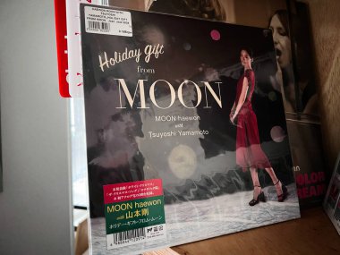 Lviv, Ukrayna - 07 Şubat 2026: Ay ışığında kırmızı elbiseli bir kadının caz albümünün tanıtımını yaptığı zarif poster. Ay 'dan bir tatil hediyesi, Tsuyoshi Yamamoto..