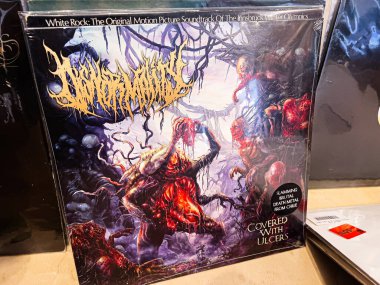 Lviv, Ukrayna - 07 Şubat 2026: Canavarımsı figürlerle birlikte karanlık korku metal sanat eserleri ve hayranlar ve koleksiyoncular için canlı bir vahşet. Ülserle kaplanmış anormallik..