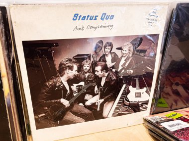 Lviv, Ukrayna - 07 Şubat 2026: Status Quo 'nun gitarlar ve klavyeler arasında poz verdiği klasik stüdyo sahnesi, rock müzik atmosferi. Şikayet yok.