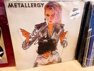 Lviv, Ukrayna - 07 Şubat 2026: Çeşitli Metallerji 1980. Kablolu gümüş giysili bir kadın ve çocuğun stilize edilmiş kapak resmi