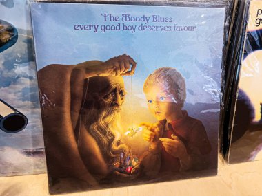 Lviv, Ukrayna - 7 Şubat 2026: Mavi gökyüzü altında mum yakan bir çocuk ve yaşlı bir bilgenin yer aldığı parodi kapağı. Moody Blues, Her İyi Çocuk İyiliği Hak Eder