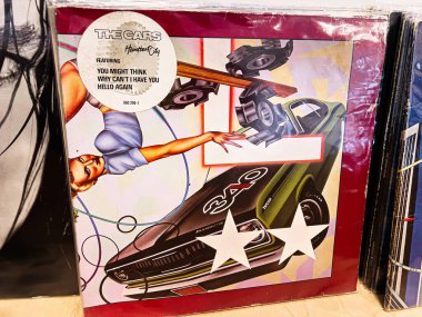 Lviv, Ukrayna - 07 Şubat 2026: Heartbeat City by the Cars için 1984 albümü kapağı, klasik araba ve yıldız kolajı.