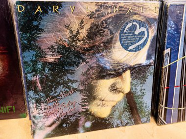 Lviv, Ukrayna - 7 Şubat 2026: Daryl Hall, Mutlu Son Makinesinde Üç Kalp. Orman yansıması, gerçeküstü, rüya gibi bir havası ve nostaljik bir havası olan vinil bir kılıfta..