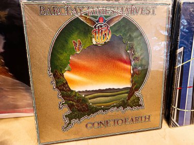 Lviv, Ukrayna - 07 Şubat 2026: Albüm Barclay James Harvest, Dünya Sanatına Giden Albüm, klasik vinil tarzı, tarlaların üzerinde dairesel bir açılış çerçeveli günbatımı ile ilham kaynağı oldu.