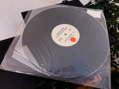 Lviv, Ukrayna - 07 Şubat 2026: Pikabın üzerinde koruyucu kollu bir vinil plağı kapatın. Kenny Dope, Yayınlanmamış Proje