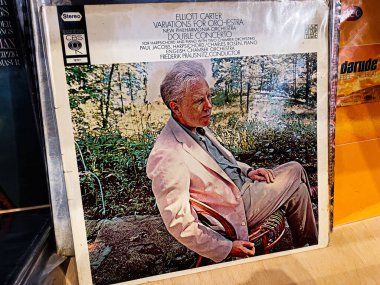 Lviv, Ukrayna - 07 Şubat 2026: Elliott Carter Variations for Orchestra 'nın yer aldığı bahçede oturan bir adamla klasik albüm kapağı.