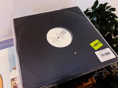 Lviv, Ukrayna - 7 Şubat 2026: Vinil Lamai Troubled Soul kaydı arkaplanda kalın bir indirim etiketi ve bitkiyle sergileniyor.
