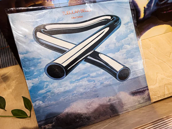 Lviv, Ukrayna - 7 Şubat 2026: Mavi gökyüzüne karşı soyut boru halkalarının yer aldığı Mike Oldfield 'ın albüm kapağı. Tubular Bells 1973