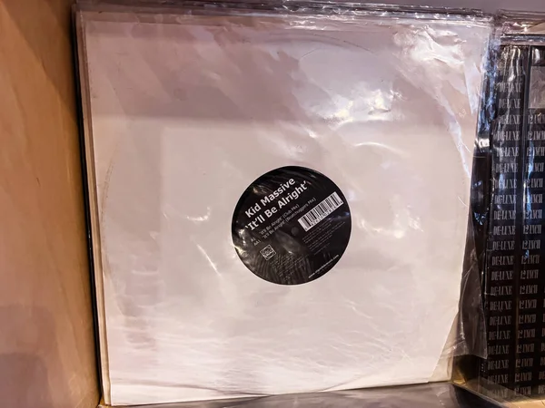 Lviv, Ukrayna - 07 Şubat 2026: Kid Massive Itll Be Okay açık kollu vinil single, house müzik titreşimleri ve retro tarzı.