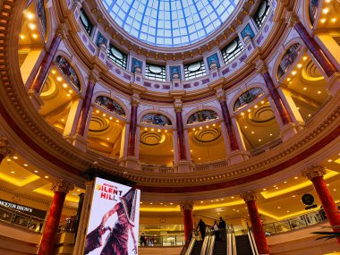 Manchester, İngiltere - 23 Ocak 2026: Manchester 'da Trafford Center' ın zarif iç mekanı sütunları, cam kubbesi ve sıcak ışıklandırması olan büyük dairesel avlu