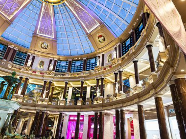 Manchester, İngiltere - 23 Ocak 2026: Manchester 'da mermer sütunlar, heykeller ve renkli cam kubbe avlusu bulunan lüks Trafford Palazzo iç mimarisi.