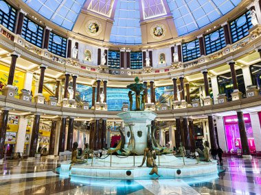 Manchester, İngiltere - 23 Ocak 2026: Manchester 'daki Trafford Palazzo' daki cam kubbenin içindeki lüks mermer çeşme ve heykeller.