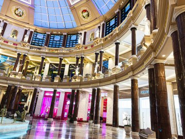 Manchester, İngiltere - 23 Ocak 2026: Manchester 'daki Trafford Palazzo alışveriş merkezi atriyumu mermer sütunlar, cam kubbe ve lüks mağazalar.