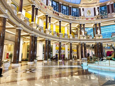 Manchester, İngiltere - 23 Ocak 2026: Yüksek mermer kolonları, heykelleri ve parıldayan bir çeşmesi olan zarif Trafford Palazzo alışveriş merkezi atriyumu.