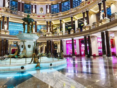 Manchester, İngiltere - 23 Ocak 2026: Heykel çeşmesi ve parlak mağazaların yer aldığı çok katlı bir alışveriş merkezinin içi Opulent Trafford Sarayı.