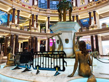 Manchester, İngiltere - 23 Ocak 2026: Büyük bir Manchester alışveriş merkezi içinde zarif çeşme ve deniz kızı heykelleri.