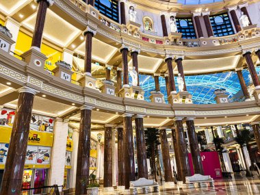 Manchester, İngiltere - 23 Ocak 2026: Trafford Palazzo, Manchester 'daki büyük alışveriş merkezi, klasik sütunlar, heykeller ve parlak tavan penceresi, zengin iç mekan