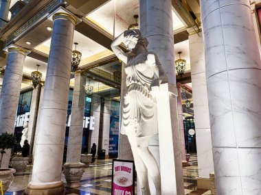 Manchester, İngiltere - 23 Ocak 2026: Mermer kolonlar, heykel ve Trafford Palazzo 'daki tabela ile büyük kapalı alışveriş merkezi sahnesi.