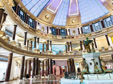 Manchester, İngiltere - 23 Ocak 2026: Süslü sütunları, cam kubbesi ve heykelleri olan lüks Manchester Trafford alışveriş merkezi avlusu.