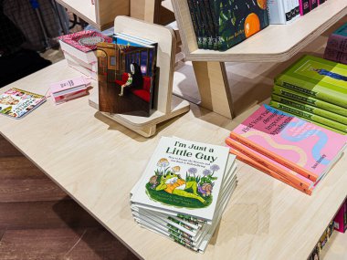 Manchester, İngiltere - 23 Ocak 2026: Renkli çocuk kitapları Ben sadece Manchester 'da işlek bir kitapçıda sergilenen küçük bir adamım