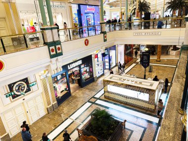 Manchester, İngiltere - 23 Ocak 2026: Manchester 'daki AVM AVM merkezi bir büfe yakınlarındaki mağazalar, tabelacılar ve müşteriler.