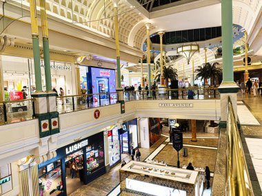 Manchester, İngiltere - 23 Ocak 2026: Hareketli bir Peel Caddesi, dekoratif sütunları, balkonları ve Lush ve Haribo gibi mağazaları olan şık bir alışveriş merkezi..