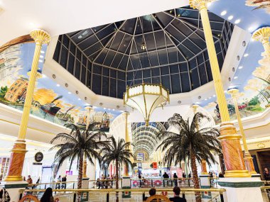 Manchester, İngiltere - 23 Ocak 2026: Palmiye ağaçları, süslemeli sütunlar ve cam tavan penceresi kubbesinin yer aldığı büyük bir AVM avlusunun içi.