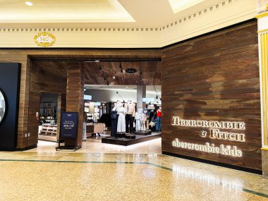 Manchester, İngiltere - 23 Ocak 2026: Abercrombie and Fitch moda mağazası içi ahşap paneller, mankenler ve Manchester, İngiltere 'deki The Trafford Centre' da parlak tabelalar.