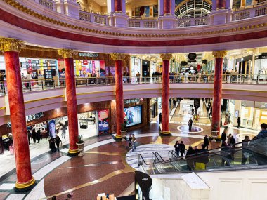 Manchester, İngiltere - 23 Ocak 2026: Meşgul müşteriler bugün sütun balkonları ve yürüyen merdivenlerle süslü bir alışveriş merkezi keşfettiler