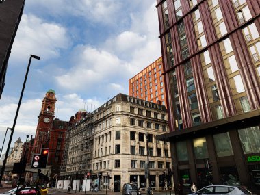 Manchester, İngiltere - 24 Ocak 2026: Tarihi Kimpton Clocktower Oteli, iskelesi ve çağdaş mimarisi olan Vibrant Manchester Caddesi.