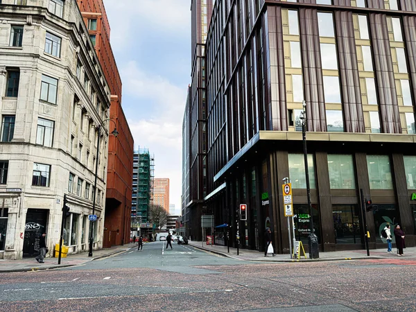 Manchester, İngiltere - 24 Ocak 2026: Manchester Oxfrod Caddesi modern binalar, yayalar ve şehir hayatı ile dolu.