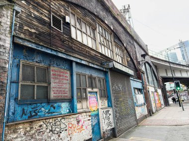 Manchester, İngiltere - 24 Ocak 2026: Gordon Ltd, İngiltere 'de Manchester caddesi boyunca odun ve grafiti soyan bir dükkan..