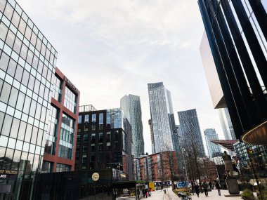 Manchester, İngiltere - 24 Ocak 2026: Camdan binalar, yayalar ve canlı bir kamusal alan.