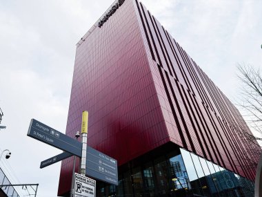 Manchester, İngiltere - 24 Ocak 2026: Kentsel sokak manzaralı ve tabelalı Innside kırmızı cam binası.