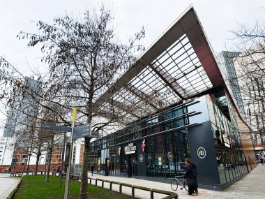 Manchester, İngiltere - 24 Ocak 2026: Hindistan Tiffin Odası cam vitrinleri ve yayalar Manchester şehir merkezi yakınlarında.