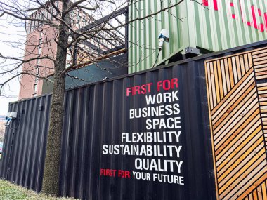 Manchester, İngiltere - 24 Ocak 2026: Manchester inşaat çitlerinin canlı dış görünüşü çalışma alanı, esneklik, sürdürülebilirlik ve gelecekteki odak noktası.