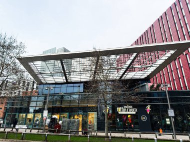 Manchester, İngiltere - 24 Ocak 2026: Manchester 'da cam tepe örtüsü, mağaza ve yemek seçenekleriyle şehir merkezi cephesi Isabella Banks St