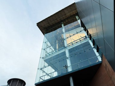 Manchester, İngiltere - 24 Ocak 2026: Manchester 'da yansıtıcı cephe ve çelik elementlerle çarpıcı cam Bridgewater Hall Binası.