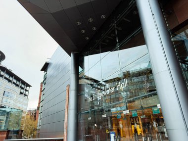 Manchester, İngiltere - 24 Ocak 2026: Manchester 'daki Bridgewater Hall' da modern cam cephe ve metal sütunlar, davetkar ve çağdaş.