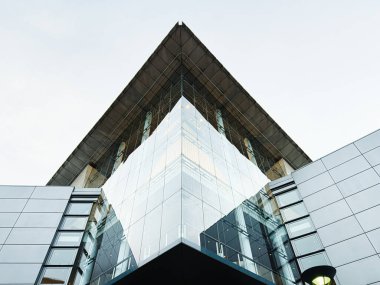 Manchester, İngiltere - 24 Ocak 2026: Manchester 'da yansıtıcı yüzeyleri ve açısal geometrisi olan Bridgewater Salonu cam ve çelik köşe binası.