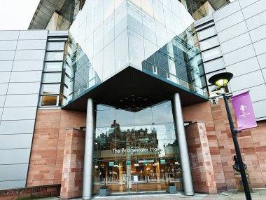 Manchester, İngiltere - 24 Ocak 2026: Manchester Birleşik Krallık modern cam girişi tuğla duvarlar ve çelik sütunlar, kentsel mimariyi yansıtıyor.