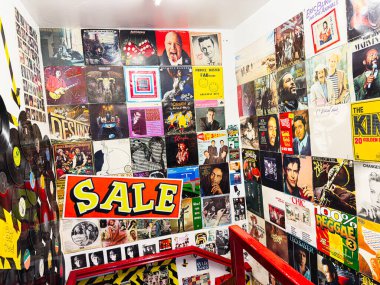 Manchester, İngiltere - 26 Ocak 2026: Antika posterler, vinil plaklar ve Manchester City 'de cesur bir satış tabelasıyla dolu renkli bir duvar