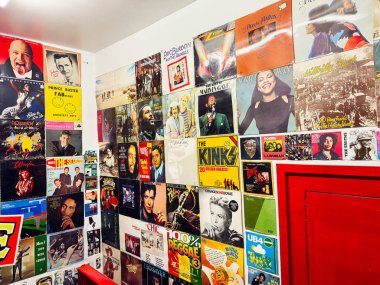 Manchester, İngiltere - 26 Ocak 2026: Manchester 'daki Withy Groove Records köşe duvarındaki konser posterlerinin canlı kolajı.