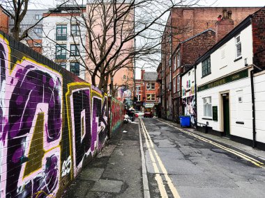 Manchester, İngiltere - 26 Ocak 2026: Renkli duvar resimleri, tuğla evler ve sakin şehir atmosferiyle Manchester 'daki Urban Caddesi.