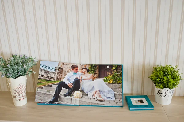 Página abierta en el libro de fotos de boda y álbum — Foto de Stock