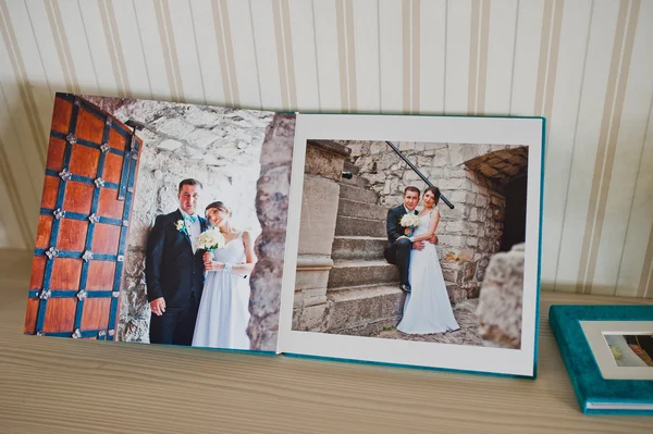 Otevřete stránku na svatební fotokniha a album — Stock fotografie