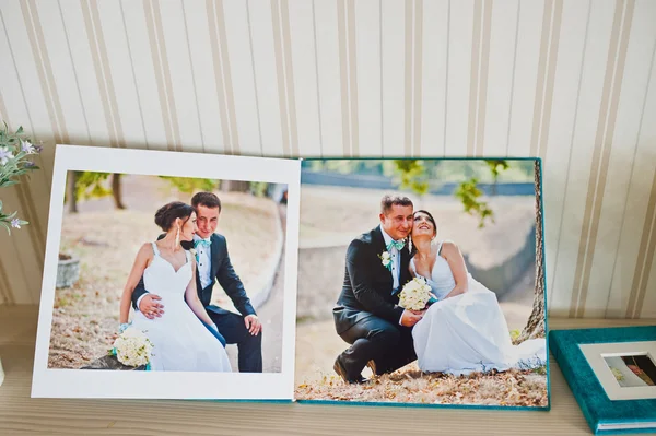 Відкрита сторінка на весільному фотокнизі та альбомі — стокове фото