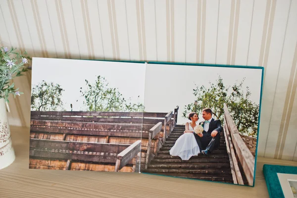 Ouvrir la page au livre photo de mariage et album — Photo